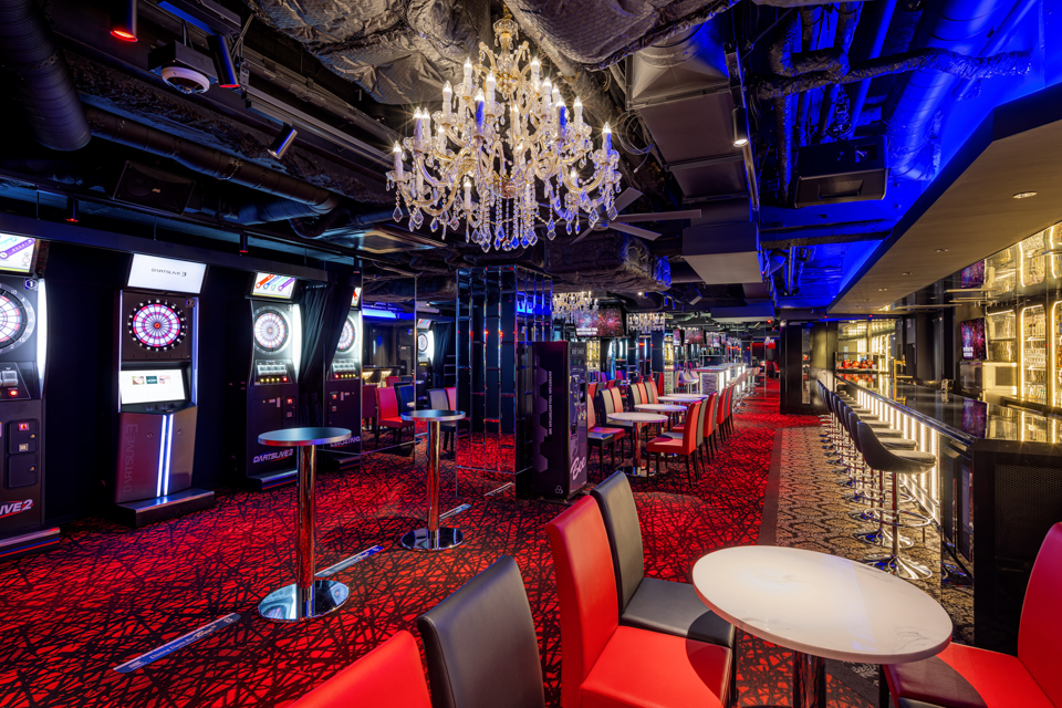 天井高を低く見せないような設計だったので、圧迫感のない空間づくりに苦労しました。