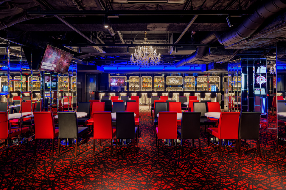 設備と絡み合う中、釣り込まなければいけないシャンデリアは綿密な計画で進めなければうまく収まりません。