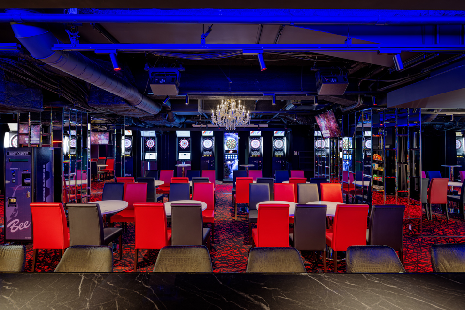 天井高さの制限がある中、指定のダーツ台設置するために複雑なダクティングが苦労しました。