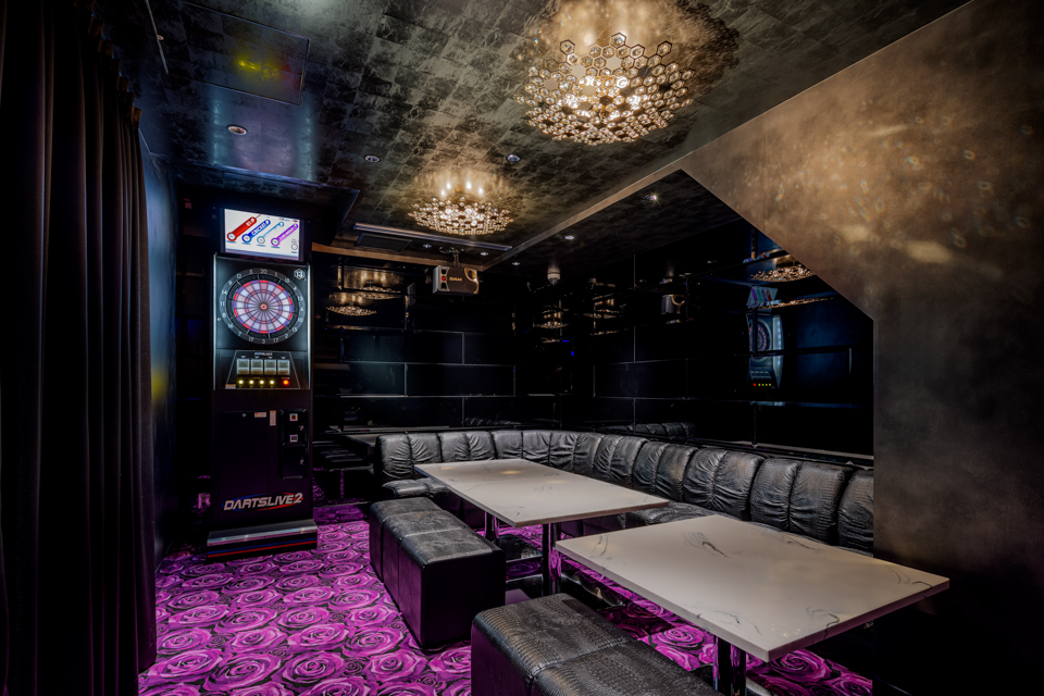 VIPルームは高級感もあり妖艶な空間に…。 面取りのブラックミラーは珍しいですよね。