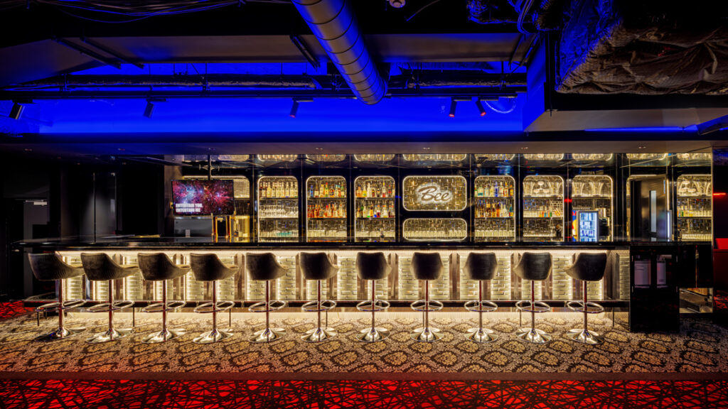 キラキラと輝くバーカウンター。 作りながらワクワクしました。ガラスタイルは素敵ですね。