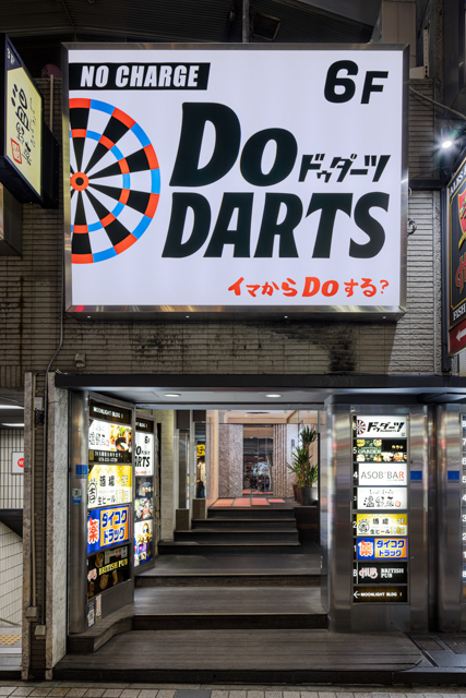 店舗入り口は至ってシンプルなデザインですが…