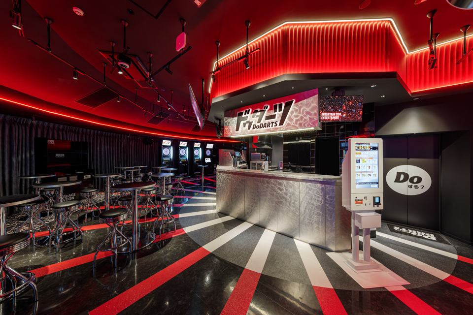 さらに床はダーツの形に貼り分けになっています！ 複数回ダーツバーの現場実績はありますが、貼り分け用の墨出しに最初苦戦しました。