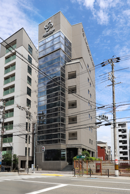 外装は既存の外壁を診断の上、補修とシール打ち替えを行いました。 サイン工事は、グリーンクロス様が素敵にリニューアルいたしました。