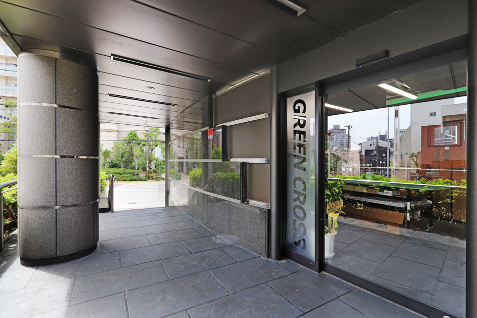 エントランスの床は石を貼っているように見えますが、実はモルタルアートなんです。