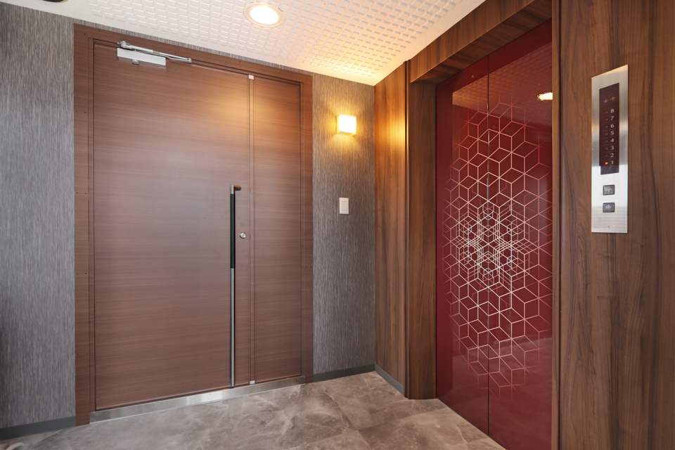 最上階は特別な空間へリニューアル！ エレベーター扉にはグラフィックシートを貼り、特別感を演出しています。