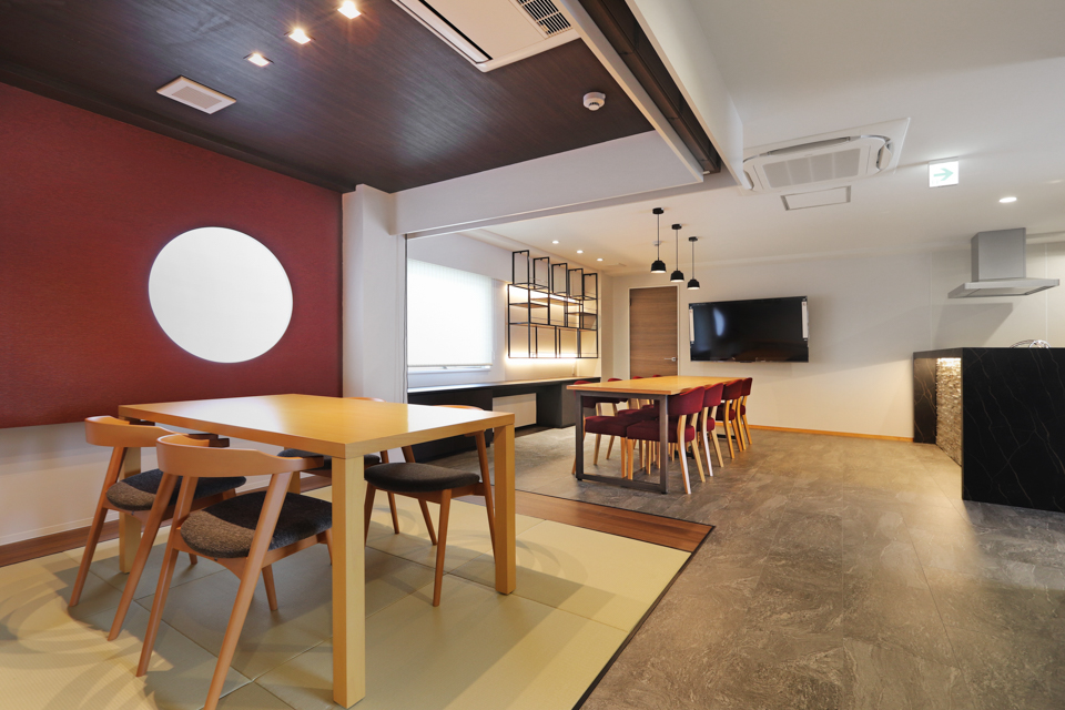 なんということでしょう！明るさも取り入れつつ和と洋の絶妙なコラボレーション！ お客様がくつろげるよう、ゆったりとできる空間に仕上げました。