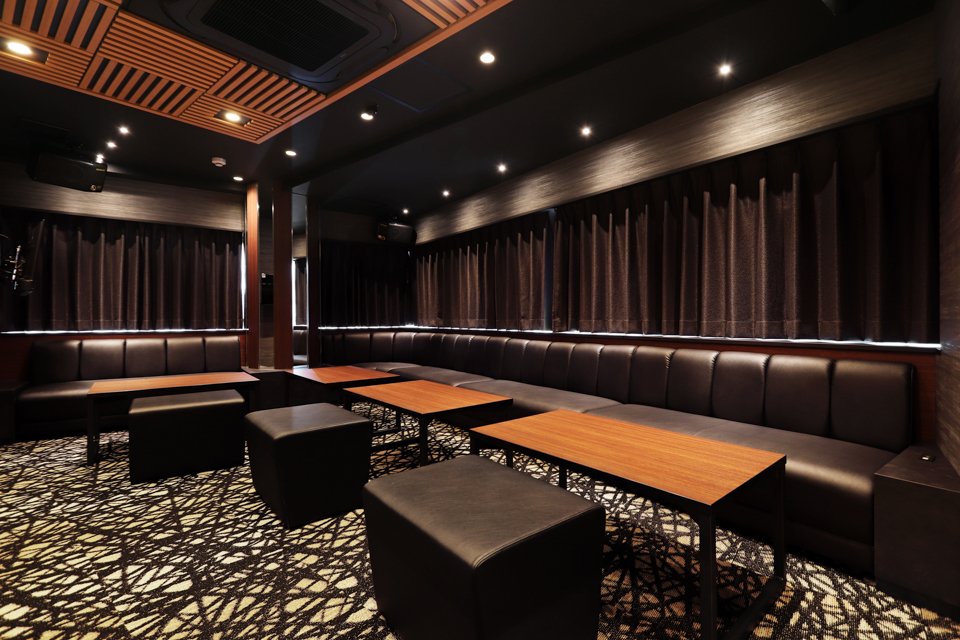 プライベートラウンジですか？いいえ！カラオケルームです。 防音対策もばっちりのカラオケルームは、高級感あふれる空間となっております。