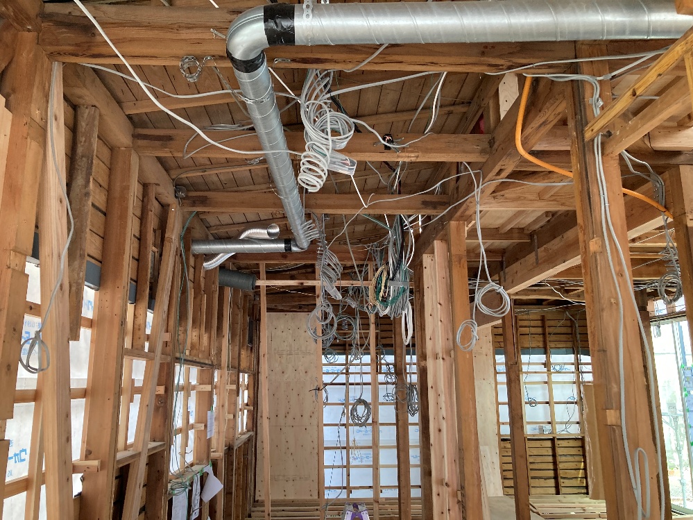 配線・換気ダクトの施工