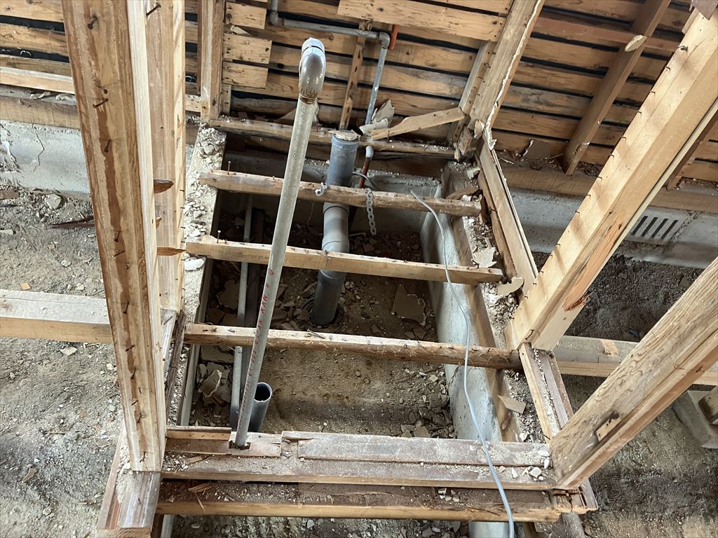 既存トイレ　給排水配管