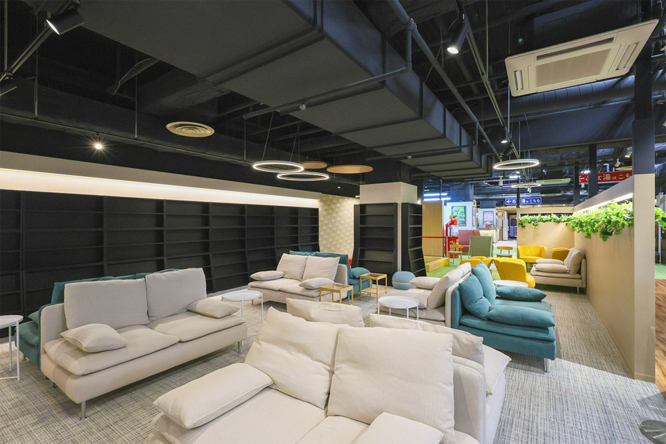 ソファスペースは1～2人用の既製品ソファを配置し、視線を気にせずゆっくり座ってくつろげる空間を設計しました。