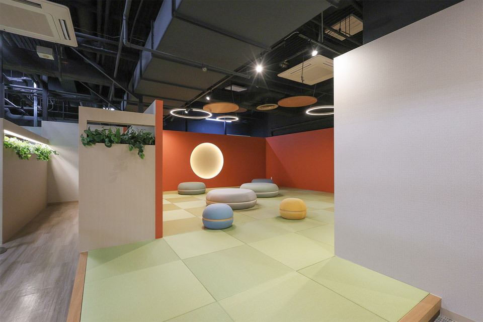 入浴後に寝転びながら休める小上がり休憩スペースを設けました。