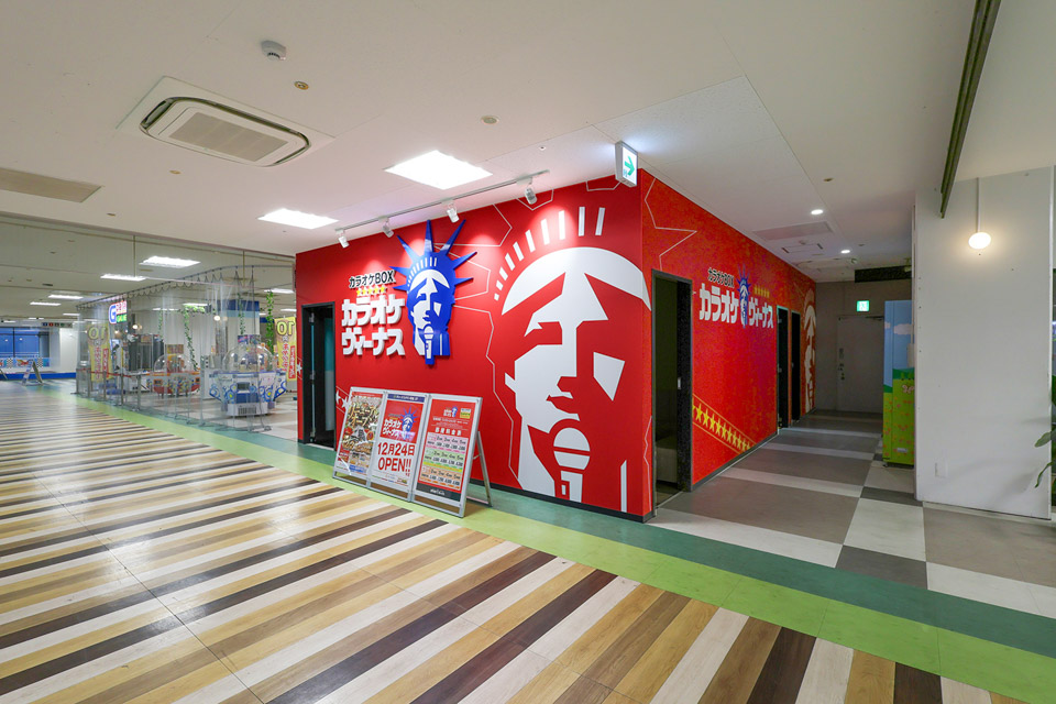 温泉施設の来場者が利用できるカラオケボックスを新設しました。カラオケの楽しさをアメリカ国旗の赤/青/白の3色を使って表現しています。