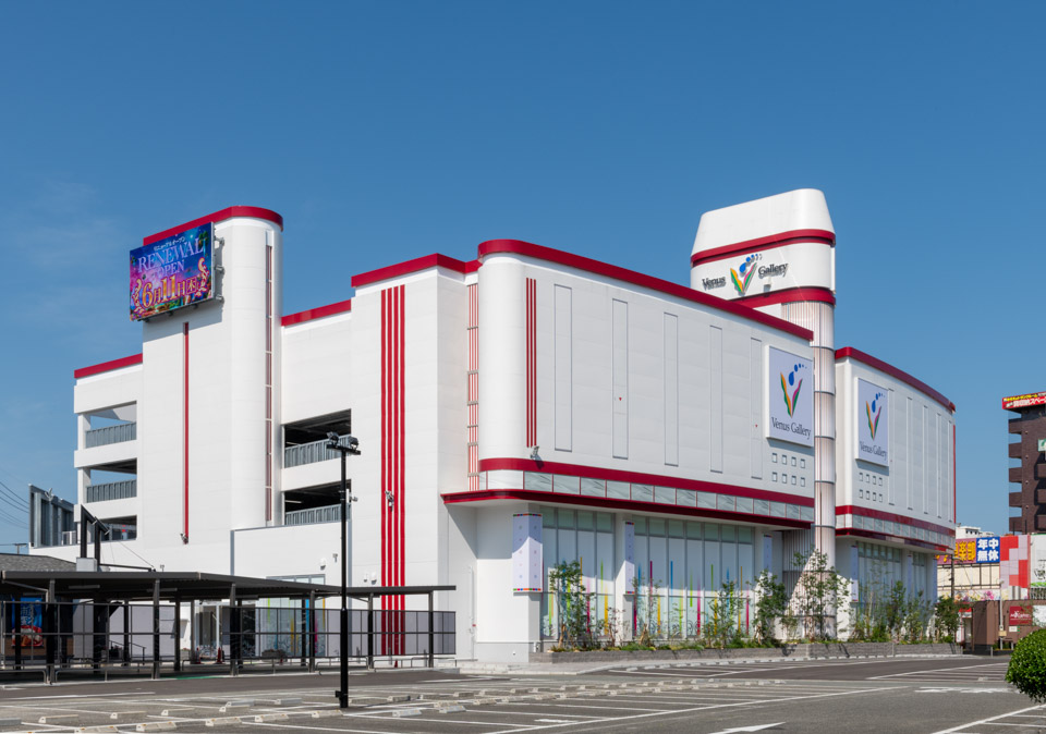 都市高速からも見える北側の塔屋にはチャンネルサインを、外壁面には大型のFFサインを施工。（大型ビジョンは別途）。北側サッシ周りやガラス面も内外に何層にも渡る施工を行っています。サイン関係は、ボリュームがある点や高所である事もあり、製作や工事で大変な面がありましたが、協力業者様の尽力もあり、美しいファサードにすることができました。
